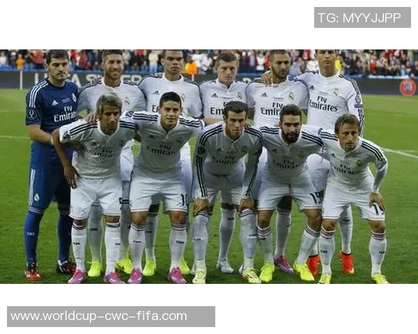 欧冠足球赛场上的两位杰出球员展现非凡技艺与激情对决