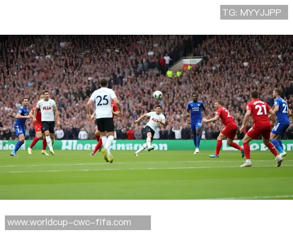 莫妮卡在足球场上的精彩表现与成长历程揭秘 莫妮卡在足球场上的精彩表现与成长历程揭秘