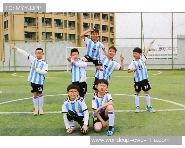 足球场上的英雄气概与拼搏精神的完美结合足球队员的生动描写