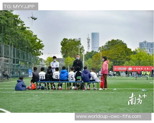 飞翔公园足球盛会开启青少年梦想之旅助力健康成长与团队精神培养